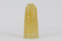 フィンランド人で彫刻家の父と、デンマーク人で陶芸家の母の元に育つGunnarNylundはデンマークで建築を学んだ後、Bing&Grondahl窯、スウェーデンRorstrand窯に就業し、多くの作品を生み出しています。彼の作品は独特な流線型と釉薬が特徴で世界中で重宝されています。