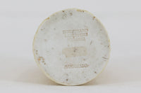 フィンランド人で彫刻家の父と、デンマーク人で陶芸家の母の元に育つGunnarNylundはデンマークで建築を学んだ後、Bing&Grondahl窯、スウェーデンRorstrand窯に就業し、多くの作品を生み出しています。彼の作品は独特な流線型と釉薬が特徴で世界中で重宝されています。