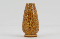 フィンランド人で彫刻家の父と、デンマーク人で陶芸家の母の元に育つGunnarNylundはデンマークで建築を学んだ後、Bing&Grondahl窯、スウェーデンRorstrand窯に就業し、多くの作品を生み出しています。彼の作品は独特な流線型と釉薬が特徴で世界中で重宝されています。