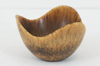 フィンランド人で彫刻家の父と、デンマーク人で陶芸家の母の元に育つGunnarNylundはデンマークで建築を学んだ後、Bing&Grondahl窯、スウェーデンRorstrand窯に就業し、多くの作品を生み出しています。彼の作品は独特な流線型と釉薬が特徴で世界中で重宝されています。