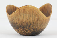 フィンランド人で彫刻家の父と、デンマーク人で陶芸家の母の元に育つGunnarNylundはデンマークで建築を学んだ後、Bing&Grondahl窯、スウェーデンRorstrand窯に就業し、多くの作品を生み出しています。彼の作品は独特な流線型と釉薬が特徴で世界中で重宝されています。