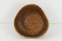 フィンランド人で彫刻家の父と、デンマーク人で陶芸家の母の元に育つGunnarNylundはデンマークで建築を学んだ後、Bing&Grondahl窯、スウェーデンRorstrand窯に就業し、多くの作品を生み出しています。彼の作品は独特な流線型と釉薬が特徴で世界中で重宝されています。