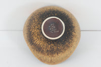 フィンランド人で彫刻家の父と、デンマーク人で陶芸家の母の元に育つGunnarNylundはデンマークで建築を学んだ後、Bing&Grondahl窯、スウェーデンRorstrand窯に就業し、多くの作品を生み出しています。彼の作品は独特な流線型と釉薬が特徴で世界中で重宝されています。