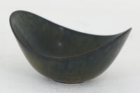 フィンランド人で彫刻家の父と、デンマーク人で陶芸家の母の元に育つGunnarNylundはデンマークで建築を学んだ後、Bing&Grondahl窯、スウェーデンRorstrand窯に就業し、多くの作品を生み出しています。彼の作品は独特な流線型と釉薬が特徴で世界中で重宝されています。AROボウルは彼の最も代表的な作品で、その緩やかな美しいカーブが特徴です。また、さまざまな表情をみせる釉薬がコレクターにも人気がある理由です。