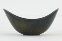 フィンランド人で彫刻家の父と、デンマーク人で陶芸家の母の元に育つGunnarNylundはデンマークで建築を学んだ後、Bing&Grondahl窯、スウェーデンRorstrand窯に就業し、多くの作品を生み出しています。彼の作品は独特な流線型と釉薬が特徴で世界中で重宝されています。AROボウルは彼の最も代表的な作品で、その緩やかな美しいカーブが特徴です。また、さまざまな表情をみせる釉薬がコレクターにも人気がある理由です。