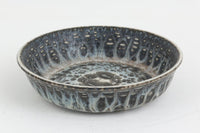 フィンランド人で彫刻家の父と、デンマーク人で陶芸家の母の元に育つGunnarNylundはデンマークで建築を学んだ後、Bing&Grondahl窯、スウェーデンRorstrand窯に就業し、多くの作品を生み出しています。彼の作品は独特な流線型と釉薬が特徴で世界中で重宝されています。