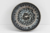 フィンランド人で彫刻家の父と、デンマーク人で陶芸家の母の元に育つGunnarNylundはデンマークで建築を学んだ後、Bing&Grondahl窯、スウェーデンRorstrand窯に就業し、多くの作品を生み出しています。彼の作品は独特な流線型と釉薬が特徴で世界中で重宝されています。