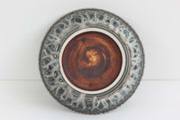 フィンランド人で彫刻家の父と、デンマーク人で陶芸家の母の元に育つGunnarNylundはデンマークで建築を学んだ後、Bing&Grondahl窯、スウェーデンRorstrand窯に就業し、多くの作品を生み出しています。彼の作品は独特な流線型と釉薬が特徴で世界中で重宝されています。