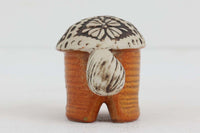 リサラーソンデザイン、グスタフスベリ社製(スウェーデン)1971-1977年製造のJURAシリーズのSkoldpaddaです。きょとんとした表情がなんとも愛らしいカメです。甲羅や尾には釉薬を使わなかったりと釉薬の使い方もリサ独特の良さが出ているお品です。