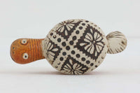 リサラーソンデザイン、グスタフスベリ社製(スウェーデン)1971-1977年製造のJURAシリーズのSkoldpaddaです。きょとんとした表情がなんとも愛らしいカメです。甲羅や尾には釉薬を使わなかったりと釉薬の使い方もリサ独特の良さが出ているお品です。