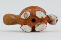 リサラーソンデザイン、グスタフスベリ社製(スウェーデン)1971-1977年製造のJURAシリーズのSkoldpaddaです。きょとんとした表情がなんとも愛らしいカメです。甲羅や尾には釉薬を使わなかったりと釉薬の使い方もリサ独特の良さが出ているお品です。