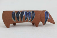 LisaLarsonのLillaZoo、小さな動物園シリーズのTax、ダックスフンドです。こちらは1956年から1978年にかけて製造されたものです。ちょっとうつむき加減のかわいいフォルム。和やかな表情も特徴的です。非常に人気のあったシリーズで流通量も多く、リサのビンテージ商品の中では比較的手に入りやすい商品ですが、現地での価格は少しずつ高騰することが予想されます。