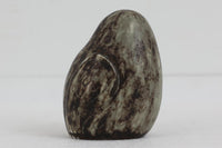 フィンランド人で彫刻家の父と、デンマーク人で陶芸家の母の元に育つGunnarNylundはデンマークで建築を学んだ後、Bing&Grondahl窯、スウェーデンRorstrand窯に就業し、多くの作品を生み出しています。彼の作品は独特な流線型と釉薬が特徴で世界中で重宝されています。