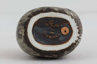 フィンランド人で彫刻家の父と、デンマーク人で陶芸家の母の元に育つGunnarNylundはデンマークで建築を学んだ後、Bing&Grondahl窯、スウェーデンRorstrand窯に就業し、多くの作品を生み出しています。彼の作品は独特な流線型と釉薬が特徴で世界中で重宝されています。