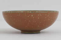 フィンランド人で彫刻家の父と、デンマーク人で陶芸家の母の元に育つGunnarNylundはデンマークで建築を学んだ後、Bing&Grondahl窯、スウェーデンRorstrand窯に就業し、多くの作品を生み出しています。彼の作品は独特な流線型と釉薬が特徴で世界中で重宝されています。