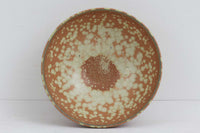 フィンランド人で彫刻家の父と、デンマーク人で陶芸家の母の元に育つGunnarNylundはデンマークで建築を学んだ後、Bing&Grondahl窯、スウェーデンRorstrand窯に就業し、多くの作品を生み出しています。彼の作品は独特な流線型と釉薬が特徴で世界中で重宝されています。