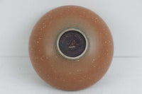 フィンランド人で彫刻家の父と、デンマーク人で陶芸家の母の元に育つGunnarNylundはデンマークで建築を学んだ後、Bing&Grondahl窯、スウェーデンRorstrand窯に就業し、多くの作品を生み出しています。彼の作品は独特な流線型と釉薬が特徴で世界中で重宝されています。