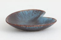 フィンランド人で彫刻家の父と、デンマーク人で陶芸家の母の元に育つGunnarNylundはデンマークで建築を学んだ後、Bing&Grondahl窯、スウェーデンRorstrand窯に就業し、多くの作品を生み出しています。彼の作品は独特な流線型と釉薬が特徴で世界中で重宝されています。