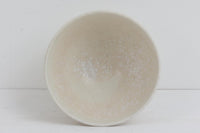 フィンランド人で彫刻家の父と、デンマーク人で陶芸家の母の元に育つGunnarNylundはデンマークで建築を学んだ後、Bing&Grondahl窯、スウェーデンRorstrand窯に就業し、多くの作品を生み出しています。彼の作品は独特な流線型と釉薬が特徴で世界中で重宝されています。