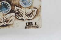 LisaLarsonの陶板の中でも代表的なシリーズがこのUNIKシリーズです。1967年から1986年にかけて製造され、比較的よく見ることができるシリーズです。シリーズは全部で10枚の柄があり、全て揃えるのもそれほど難しくはありません。そのシリーズの中でもこちらのトリは人気、価格共に高い製品です。