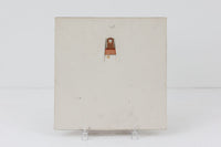 LisaLarsonの陶板の中でも代表的なシリーズがこのUNIKシリーズです。1967年から1986年にかけて製造され、比較的よく見ることができるシリーズです。シリーズは全部で10枚の柄があり、全て揃えるのもそれほど難しくはありません。そのシリーズの中でもこちらのトリは人気、価格共に高い製品です。