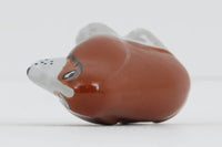 LisaLarsonのバセットハウンド犬です。こちらはスウェーデンではおなじみのおしゃれなデパートAhlens(オレンス)が彼女に依頼したことで製造された限定品です。リサの1954-80年の作品集にも掲載されておらず、少しレアな商品となります。現在別のセラミックスタジオから復刻が出ていますが、それらは表情や釉薬の使い方などが全く異なっています。こちらは当時のオリジナル品となります。