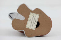 LisaLarsonのバセットハウンド犬です。こちらはスウェーデンではおなじみのおしゃれなデパートAhlens(オレンス)が彼女に依頼したことで製造された限定品です。リサの1954-80年の作品集にも掲載されておらず、少しレアな商品となります。現在別のセラミックスタジオから復刻が出ていますが、それらは表情や釉薬の使い方などが全く異なっています。こちらは当時のオリジナル品となります。