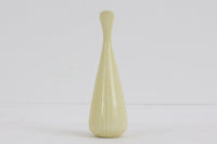 フィンランド人で彫刻家の父と、デンマーク人で陶芸家の母の元に育つGunnarNylundはデンマークで建築を学んだ後、Bing&Grondahl窯、スウェーデンRorstrand窯に就業し、多くの作品を生み出しています。彼の作品は独特な流線型と釉薬が特徴で世界中で重宝されています。