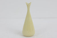 フィンランド人で彫刻家の父と、デンマーク人で陶芸家の母の元に育つGunnarNylundはデンマークで建築を学んだ後、Bing&Grondahl窯、スウェーデンRorstrand窯に就業し、多くの作品を生み出しています。彼の作品は独特な流線型と釉薬が特徴で世界中で重宝されています。