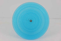 フィンランドのデザイナーOivaToikkaの代表作のカステヘルミのケーキスタンドです。露のしずくを表すこのシリーズは、しずくのような大小の凹凸を施し、光加減によってキラキラと輝くのが特徴です。現在復刻されているイッタラ製に見受けられるバリや歪みなどはなくヌータヤルヴィ製の品質の良さを感じさせます。