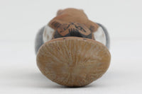 LisaLarsonのUNGARシリーズ。ラーソンの子供という意味のこのシリーズは、子供たちをモチーフにして作られた作品です。大きなネコを抱えて得意気な男の子と迷惑そうなネコの表情が面白い作品です。ほっこりと和んでしまう暖かみのある商品です。