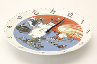 ムーミンの2003年から2006年にかけて販売されていたキャラクター掛時計です。フィンランドアラビア社製で比較的新しいものになるため、きれいなものが流通しています。元々販売数も多くないので今後少しずつ市場からは見つけることが難しくなってくることが予想されます。