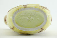 フィンランド人で彫刻家の父と、デンマーク人で陶芸家の母の元に育つGunnarNylundはデンマークで建築を学んだ後、Bing&Grondahl窯、スウェーデンRorstrand窯に就業し、多くの作品を生み出しています。彼の作品は独特な流線型と釉薬が特徴で世界中で重宝されています。