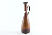 フィンランド人で彫刻家の父と、デンマーク人で陶芸家の母の元に育つGunnarNylundはデンマークで建築を学んだ後、Bing&Grondahl窯、スウェーデンRorstrand窯に就業し、多くの作品を生み出しています。彼の作品は独特な流線型と釉薬が特徴で世界中で重宝されています。