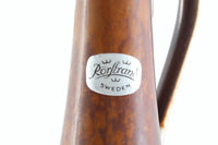 フィンランド人で彫刻家の父と、デンマーク人で陶芸家の母の元に育つGunnarNylundはデンマークで建築を学んだ後、Bing&Grondahl窯、スウェーデンRorstrand窯に就業し、多くの作品を生み出しています。彼の作品は独特な流線型と釉薬が特徴で世界中で重宝されています。