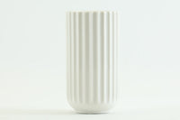 デンマークLyngbyPorcelænのフラワーベースです。現在は同デザインが復刻されていますが、こちらは非常に希少な初期オリジナル品になります。1940年代から50年頃まで使用されていたスタンプが使用されています。