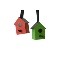 スウェーデン製の小さなバードハウスのオーナメントです。オーナメントとしてももちろんですが、キーホルダーやトートバッグに引っ掛けたりシェルフにかけたりなど色々な場所に使えそうです。そのまま置いてもかわいいお品です。