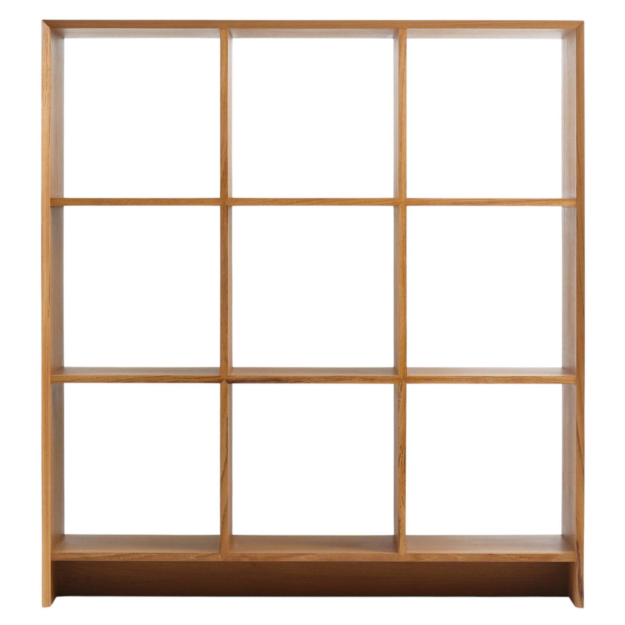 シンプルなオープンシェルフです。オープンシェルフは本棚や飾り棚として利用でき、また背面を設けないことで、お部屋の間仕切りとしても利用できます。こちらのオープンシェルフは外枠が正面に対してフラットではなく斜めになっていて、よりスタイリッシュで高級感な仕上がりになっています。キューブボックス（別売）がぴったり入ります。