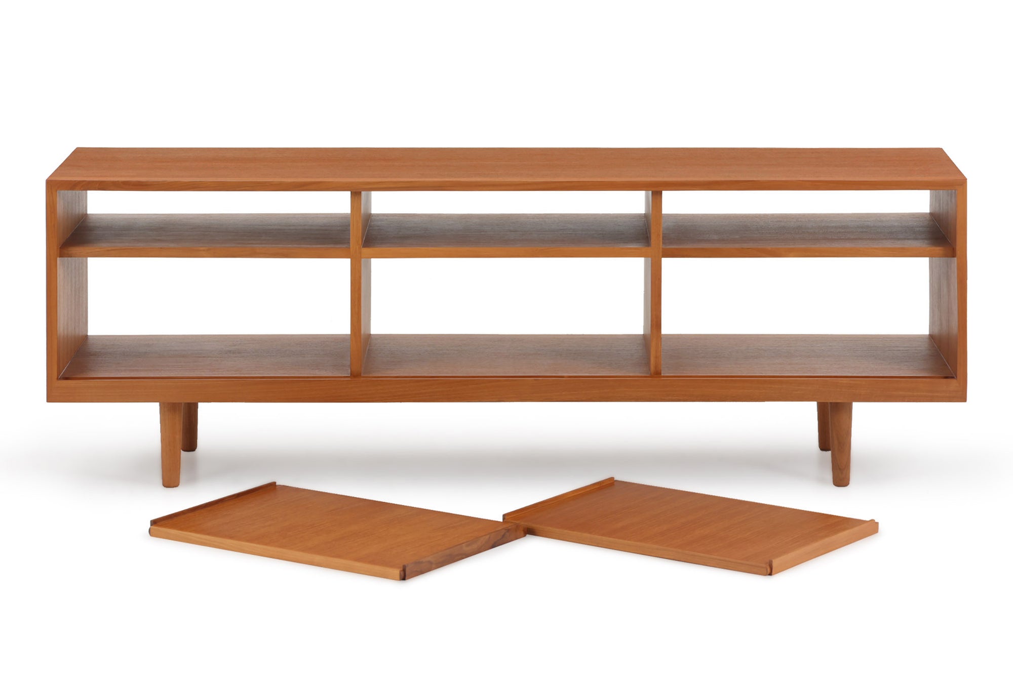 北欧デザインＴＶボードです。シンプルに仕上げられたフォルムにシャープなレッグがアクセントになっています。希少なチーク突き板を使用しています。使い勝手のよい可動式の引き戸、取っ手はチークを削りだしております。薄型のＴＶを載せてリラックスタイムにご使用下さい。