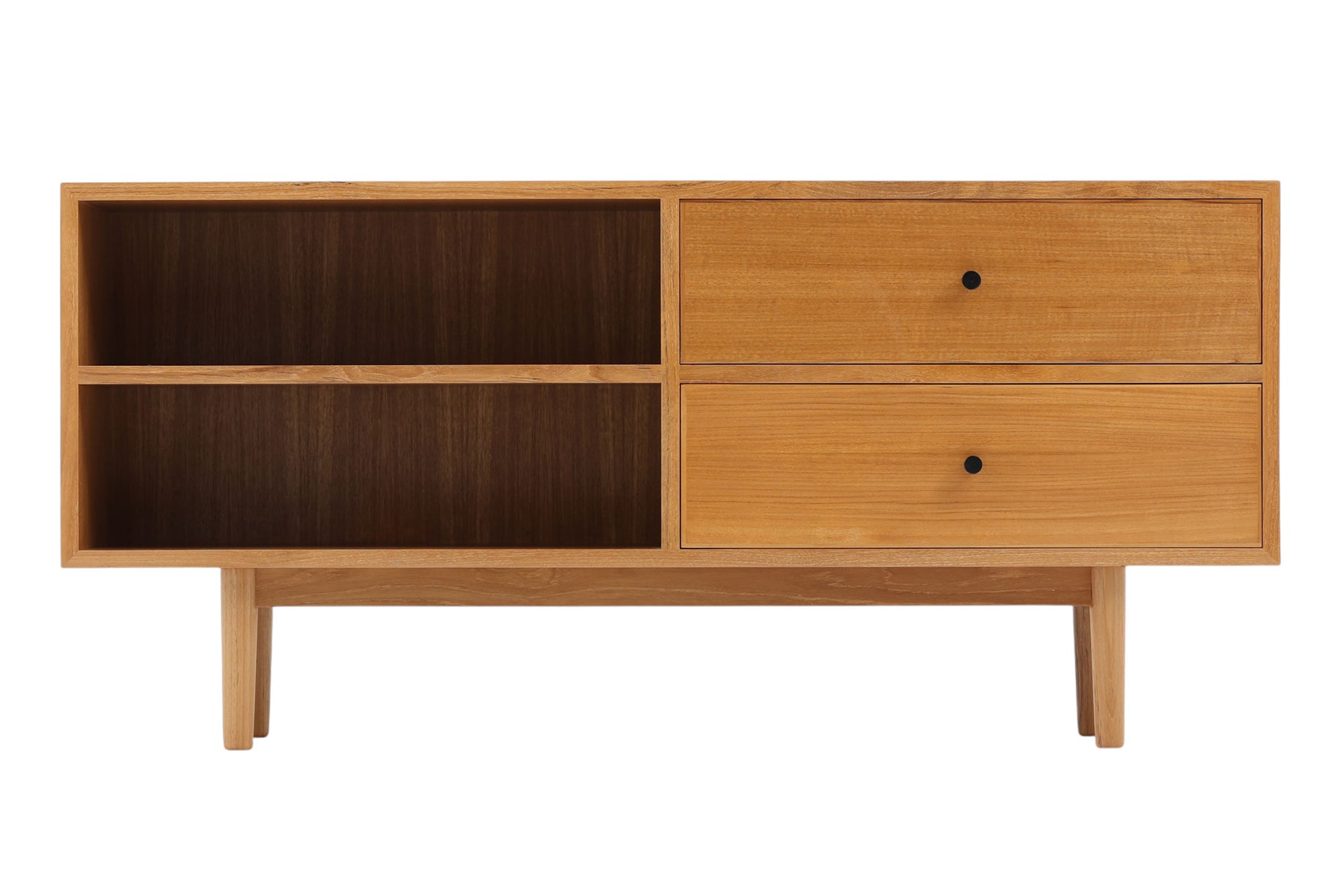 ナチュラルテイストのローボード120です。上質なチーク材を使用し、シンプルですがデザイン性の高いアイテムです。あえて余計な塗装をあまりせず、木本来の味わいを楽しめる作りになっています。取手には現在入手困難なローズウッド（現在はチーク材のローズウッドカラー塗装への仕様変更となっています）を使用し、コントラストの美しさが感じられる仕上がりになっています。通常安価な白木などが用いられる裏面や引き出しの内部にも全て上質なチーク材を使用しており高級感があります。 旧タイプから木材のグレードや、コードホールのステルス化などが変更になっています。