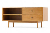 ナチュラルテイストのローボード120です。上質なチーク材を使用し、シンプルですがデザイン性の高いアイテムです。あえて余計な塗装をあまりせず、木本来の味わいを楽しめる作りになっています。取手には現在入手困難なローズウッド（現在はチーク材のローズウッドカラー塗装への仕様変更となっています）を使用し、コントラストの美しさが感じられる仕上がりになっています。通常安価な白木などが用いられる裏面や引き出しの内部にも全て上質なチーク材を使用しており高級感があります。 旧タイプから木材のグレードや、コードホールのステルス化などが変更になっています。