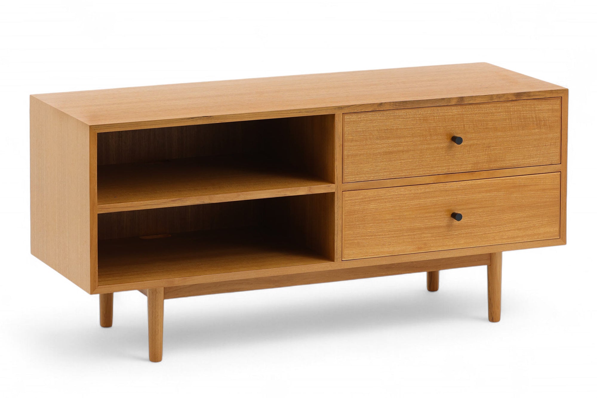 ナチュラルテイストのローボード120です。上質なチーク材を使用し、シンプルですがデザイン性の高いアイテムです。あえて余計な塗装をあまりせず、木本来の味わいを楽しめる作りになっています。取手には現在入手困難なローズウッド（現在はチーク材のローズウッドカラー塗装への仕様変更となっています）を使用し、コントラストの美しさが感じられる仕上がりになっています。通常安価な白木などが用いられる裏面や引き出しの内部にも全て上質なチーク材を使用しており高級感があります。 旧タイプから木材のグレードや、コードホールのステルス化などが変更になっています。