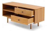 ナチュラルテイストのローボード120です。上質なチーク材を使用し、シンプルですがデザイン性の高いアイテムです。あえて余計な塗装をあまりせず、木本来の味わいを楽しめる作りになっています。取手には現在入手困難なローズウッド（現在はチーク材のローズウッドカラー塗装への仕様変更となっています）を使用し、コントラストの美しさが感じられる仕上がりになっています。通常安価な白木などが用いられる裏面や引き出しの内部にも全て上質なチーク材を使用しており高級感があります。 旧タイプから木材のグレードや、コードホールのステルス化などが変更になっています。