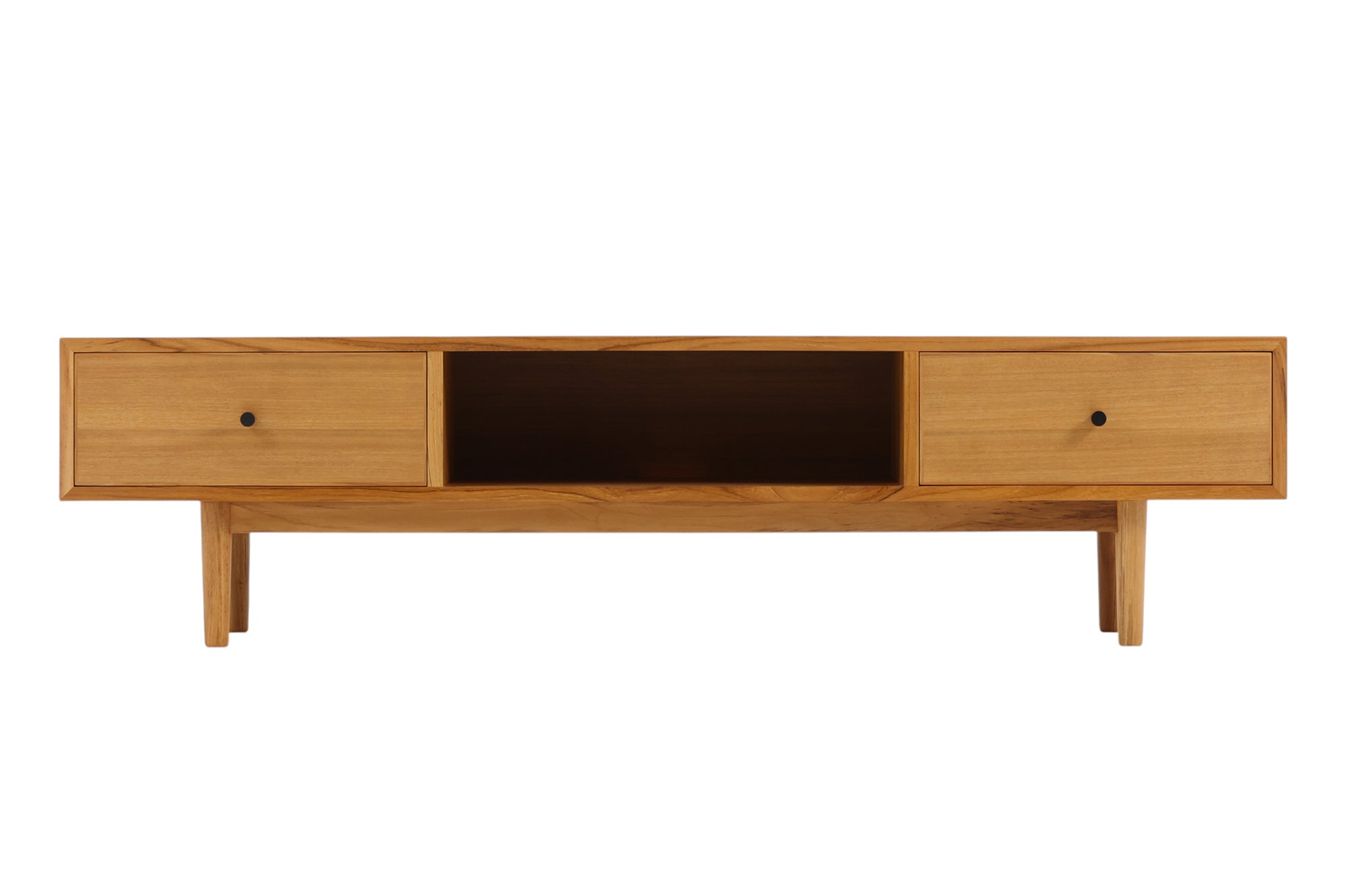 ナチュラルテイストのローボード120です。上質なチーク材を使用し、シンプルですがデザイン性の高いアイテムです。あえて余計な塗装をあまりせず、木本来の味わいを楽しめる作りになっています。取手には現在入手困難なローズウッド（現在はチーク材のローズウッドカラー塗装への仕様変更となっています）を使用し、コントラストの美しさが感じられる仕上がりになっています。通常安価な白木などが用いられる裏面や引き出しの内部にも全て上質なチーク材を使用しており高級感があります。 旧タイプから木材のグレードや、コードホールのステルス化などが変更になっています。