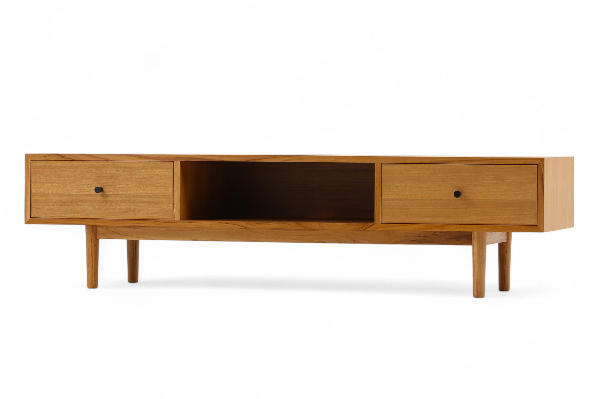 ナチュラルテイストのローボード120です。上質なチーク材を使用し、シンプルですがデザイン性の高いアイテムです。あえて余計な塗装をあまりせず、木本来の味わいを楽しめる作りになっています。取手には現在入手困難なローズウッド（現在はチーク材のローズウッドカラー塗装への仕様変更となっています）を使用し、コントラストの美しさが感じられる仕上がりになっています。通常安価な白木などが用いられる裏面や引き出しの内部にも全て上質なチーク材を使用しており高級感があります。 旧タイプから木材のグレードや、コードホールのステルス化などが変更になっています。