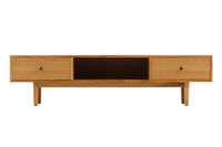 ナチュラルテイストのローボード120です。上質なチーク材を使用し、シンプルですがデザイン性の高いアイテムです。あえて余計な塗装をあまりせず、木本来の味わいを楽しめる作りになっています。取手には現在入手困難なローズウッド（現在はチーク材のローズウッドカラー塗装への仕様変更となっています）を使用し、コントラストの美しさが感じられる仕上がりになっています。通常安価な白木などが用いられる裏面や引き出しの内部にも全て上質なチーク材を使用しており高級感があります。 旧タイプから木材のグレードや、コードホールのステルス化などが変更になっています。