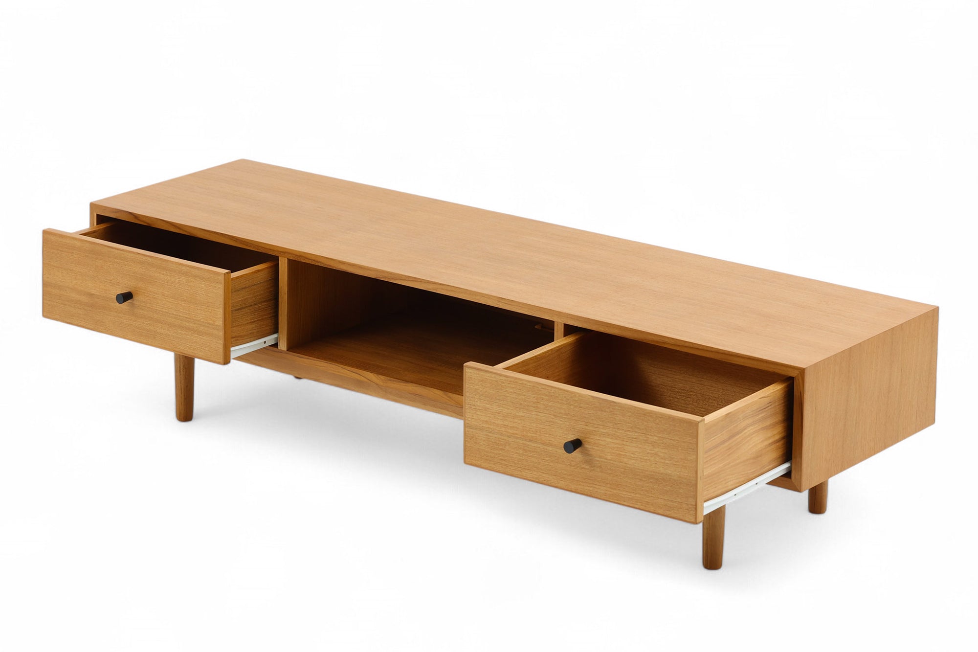 ナチュラルテイストのローボード120です。上質なチーク材を使用し、シンプルですがデザイン性の高いアイテムです。あえて余計な塗装をあまりせず、木本来の味わいを楽しめる作りになっています。取手には現在入手困難なローズウッド（現在はチーク材のローズウッドカラー塗装への仕様変更となっています）を使用し、コントラストの美しさが感じられる仕上がりになっています。通常安価な白木などが用いられる裏面や引き出しの内部にも全て上質なチーク材を使用しており高級感があります。 旧タイプから木材のグレードや、コードホールのステルス化などが変更になっています。