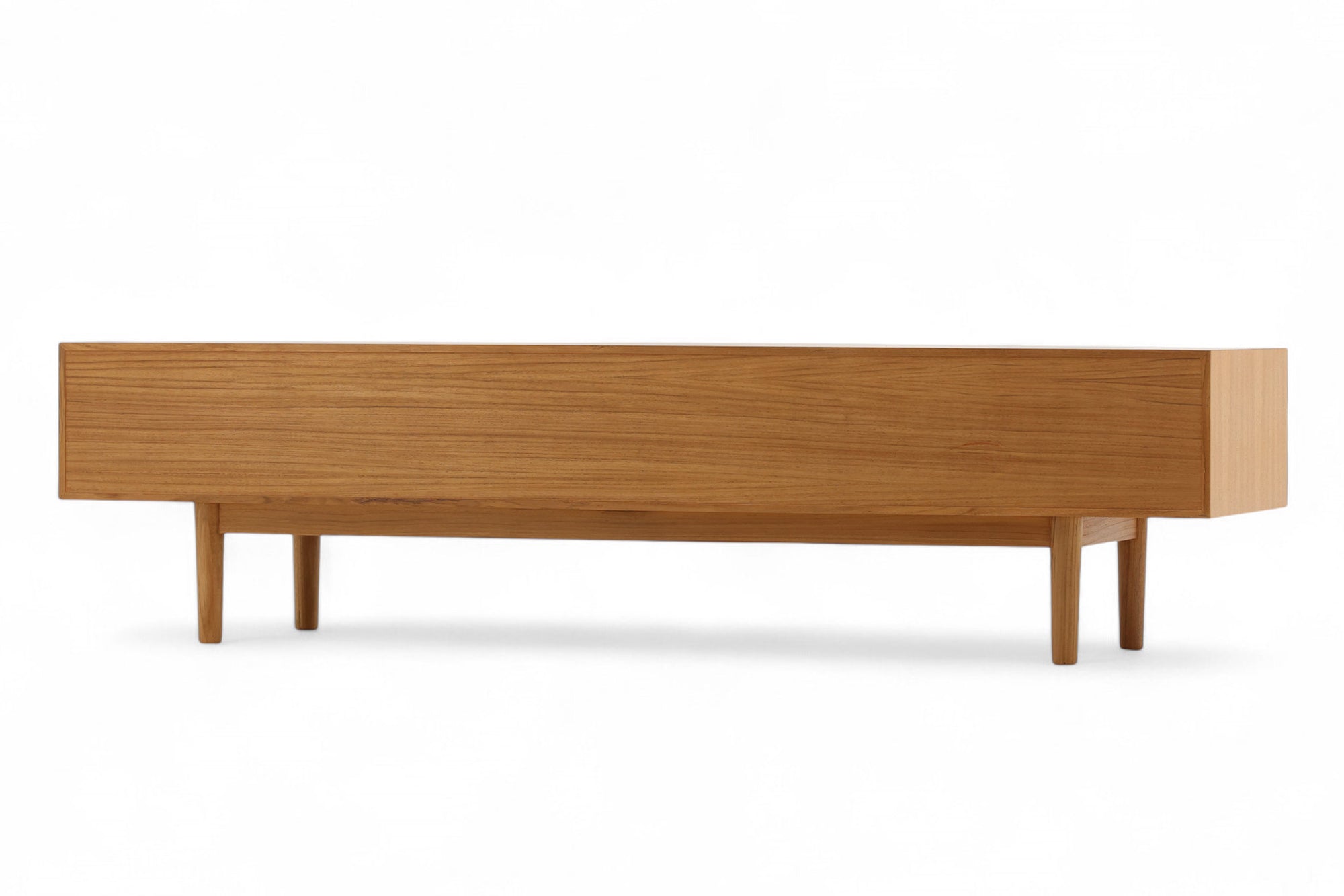 ナチュラルテイストのローボード120です。上質なチーク材を使用し、シンプルですがデザイン性の高いアイテムです。あえて余計な塗装をあまりせず、木本来の味わいを楽しめる作りになっています。取手には現在入手困難なローズウッド（現在はチーク材のローズウッドカラー塗装への仕様変更となっています）を使用し、コントラストの美しさが感じられる仕上がりになっています。通常安価な白木などが用いられる裏面や引き出しの内部にも全て上質なチーク材を使用しており高級感があります。 旧タイプから木材のグレードや、コードホールのステルス化などが変更になっています。