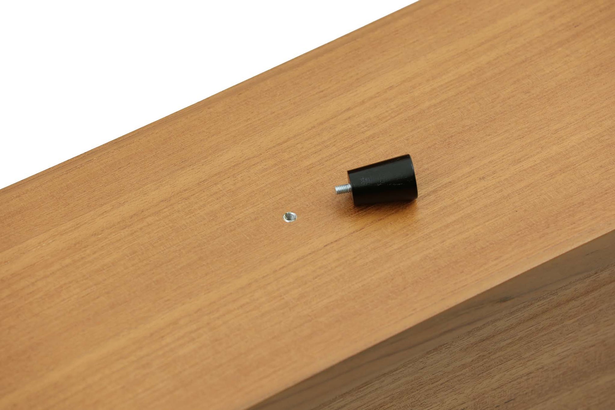 ナチュラルテイストのローボード120です。上質なチーク材を使用し、シンプルですがデザイン性の高いアイテムです。あえて余計な塗装をあまりせず、木本来の味わいを楽しめる作りになっています。取手には現在入手困難なローズウッド（現在はチーク材のローズウッドカラー塗装への仕様変更となっています）を使用し、コントラストの美しさが感じられる仕上がりになっています。通常安価な白木などが用いられる裏面や引き出しの内部にも全て上質なチーク材を使用しており高級感があります。 旧タイプから木材のグレードや、コードホールのステルス化などが変更になっています。