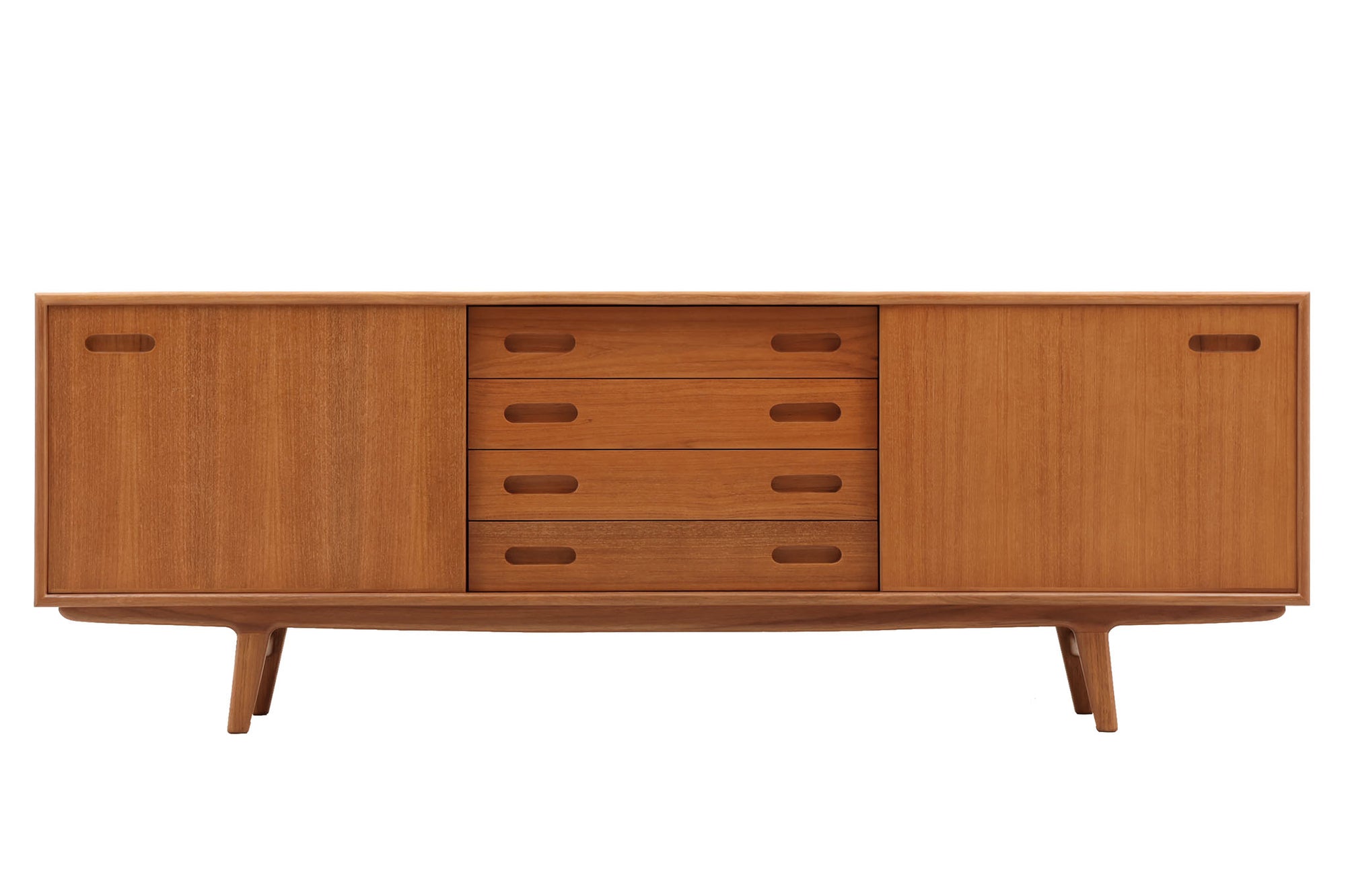 チーク材のサイドボードです。シンメトリーなデザインはバランスがよくレイアウトなども比較的気にせず、壁中央などにも違和感なく設置できます。取っ手の高さなども引出部と合わせたデザインで、設置時見た目にも美しい仕上がりとなっています。木材はチーク材を使用、全面や背面はなどには通常よりも厚めの無垢材をジョイントして、丸みの出るよう削りだしています。これにより丁度いい重量感を演出しています。また、脚部も丁寧に削りだしており、こちらもやわらかい印象を与えてくれるよう仕上げています。手触りなども非常によく高級感があります。